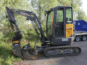 Volvo ECR25D Mini Excavator with Engcon Tiltrotator, Trailer and 3 Buckets 2.5T