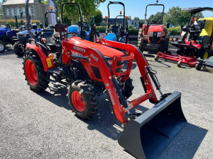 Kubota EK1-261 4WD Compact Tractor with Front Loader & Bucket